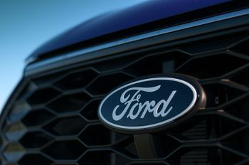 Ford rozważa wprowadzenie taniego elektrycznego sedana z napędem na tył