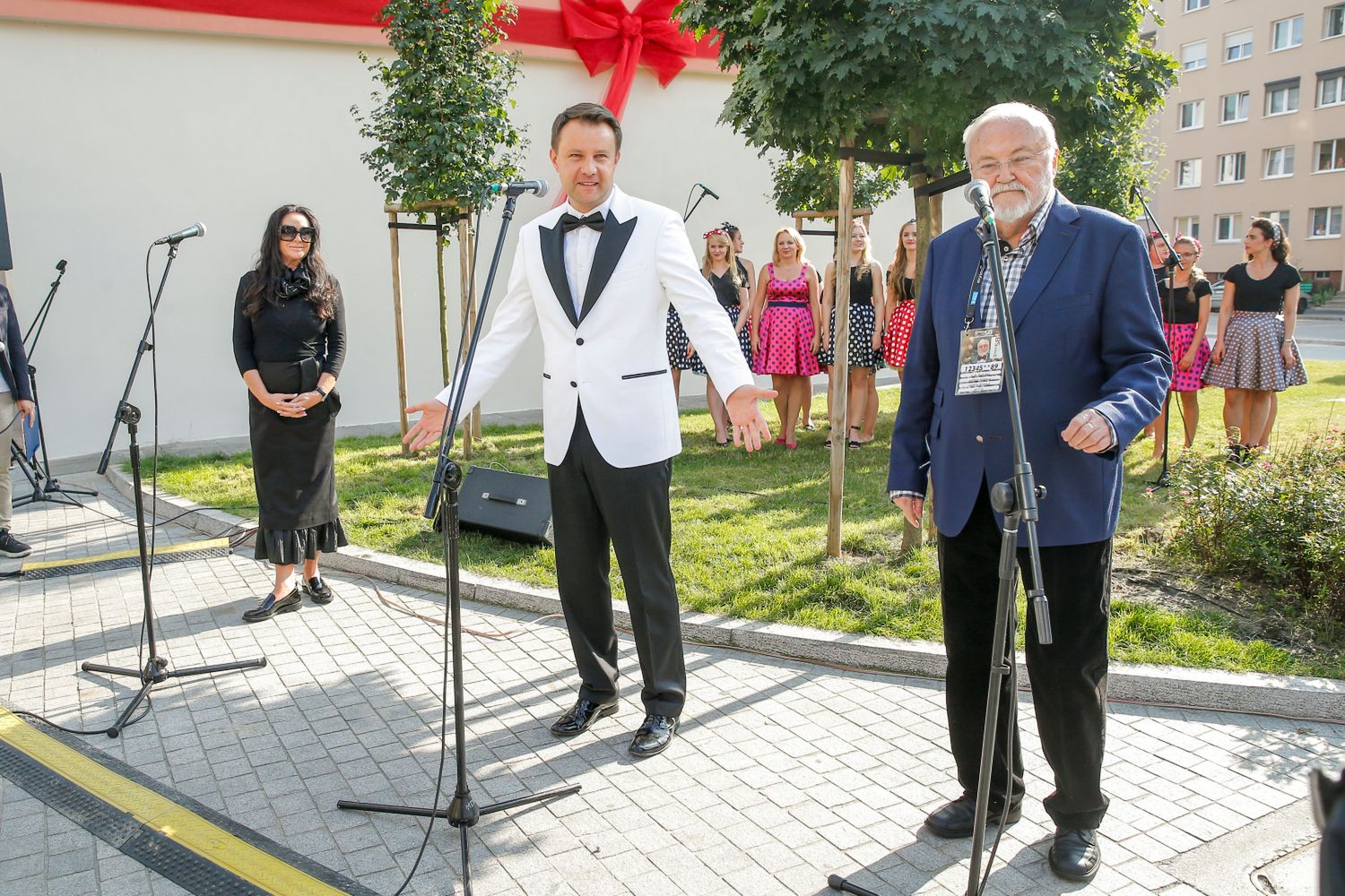 Arkadiusz Wiśniewski, Ewa Krawczyk, Andrzej Kosmala - odsłonięcie muralu Krzysztofa Krawczyka w Opolu