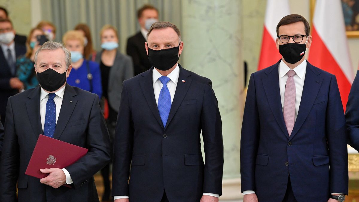 Warszawa, 26.10.2021. Prezydent RP Andrzej Duda (C), premier Mateusz Morawiecki (P) oraz powołany na stanowisko wicepremiera, ministra kultury i dziedzictwa narodowego Piotr Gliński (L) podczas uroczystości w Pałacu Prezydenckim w Warszawie, 26 bm. Prezydent RP Andrzej Duda dokonał zmian w składzie Rady Ministrów. (amb) PAP/Radek Pietruszka
