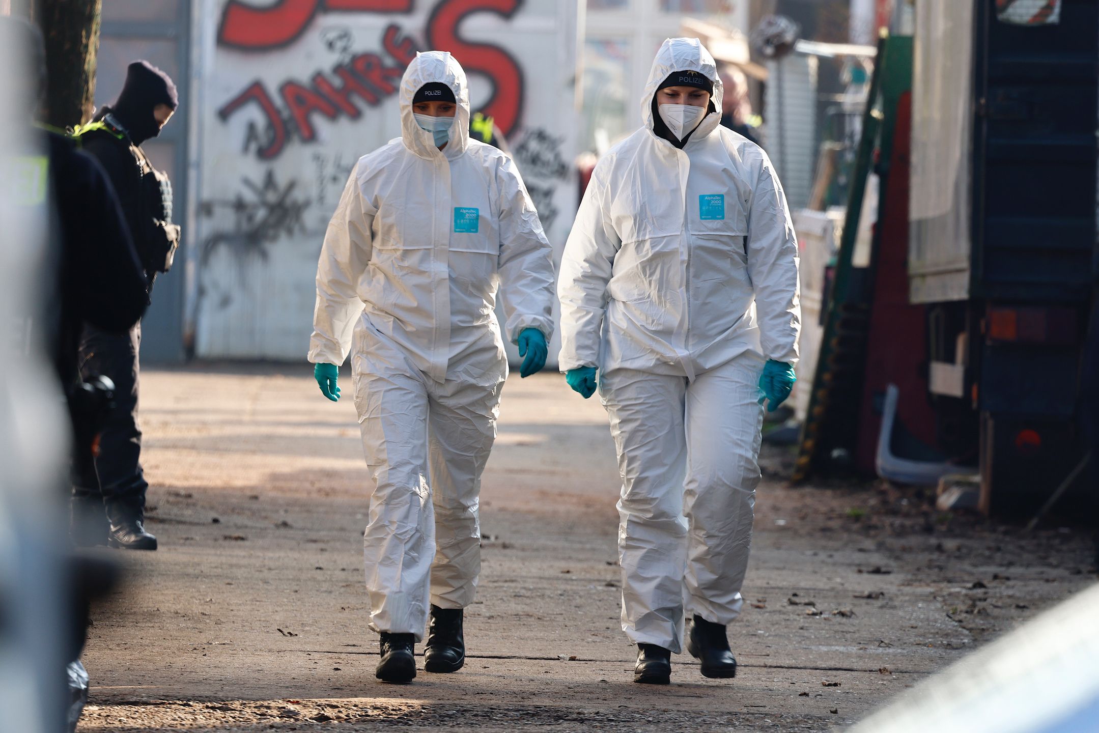 Special police units search for long-sought members Ernst Volker S. and Burkhard G. of Germany's Red Army Faction (RAF) militant group, in Berlin, Germany, 03 March 2024. The search comes after RAF member Daniela Klette was recently arrested after more than 30 years on the run. EPA/HANNIBAL HANSCHKE Dostawca: PAP/EPA.