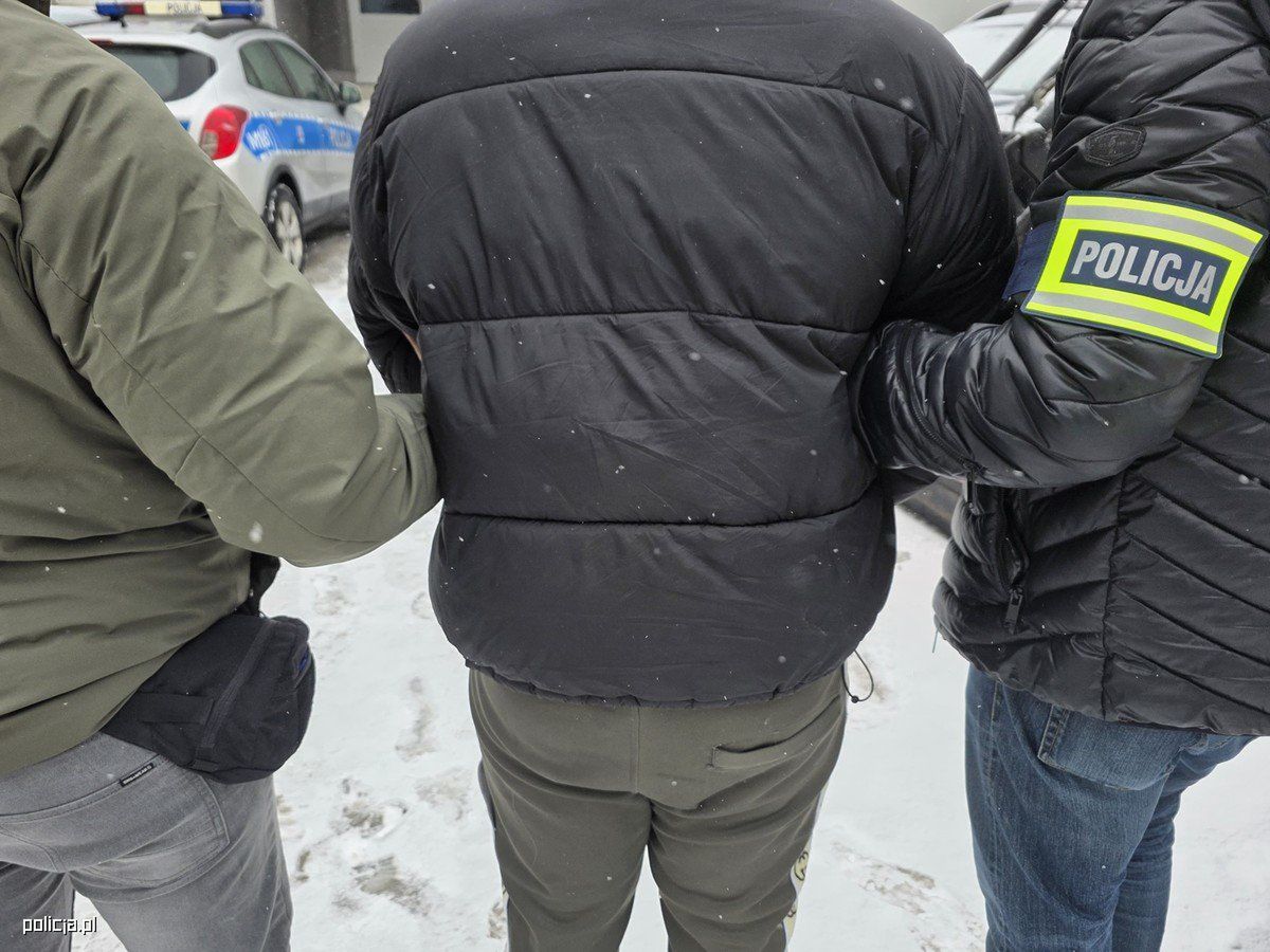 Rozbój w biały dzień w autobusie. 21-latek brutalnie pobił 17-latka i okradł go z wszystkiego – grozi mu nawet 15 lat więzienia