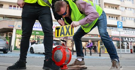 Na taksówkę długo poczekasz. Wielka skala odejść z branży