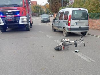 Łeba: Pijany 43-latek na hulajnodze zderzył się czołowo z samochodem. Rozbił sobie głowę