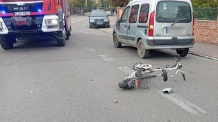 Łeba: Pijany 43-latek na hulajnodze zderzył się czołowo z samochodem. Rozbił sobie głowę