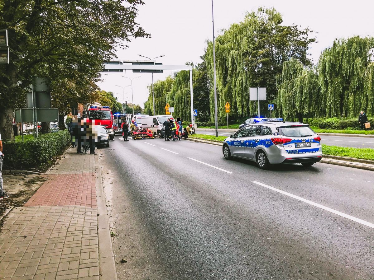 Racibórz. Samochód dostawczy wjechał w nastolatki na pasach