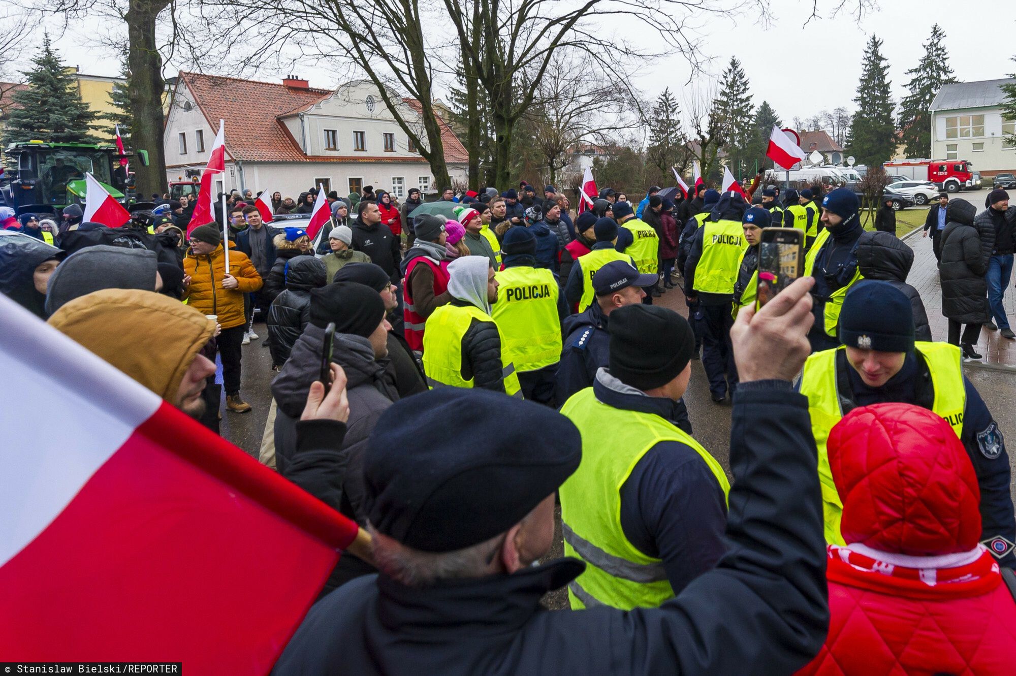 Protest rolników w Morągu przed spotkaniem z Donaldem Tuskiem