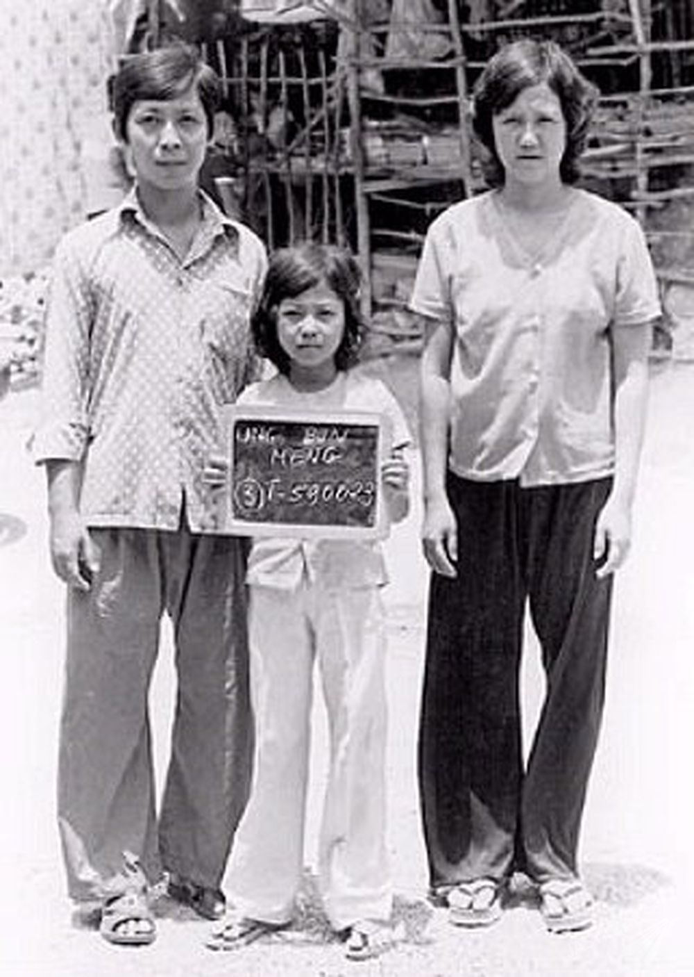 Loung Ung  z rodzicami
Fot. screen z Facebook
