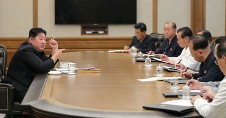 Korea Północna wystrzeliła kolejne rakiety. Kim Dzong Un na spotkaniu palił jak smok