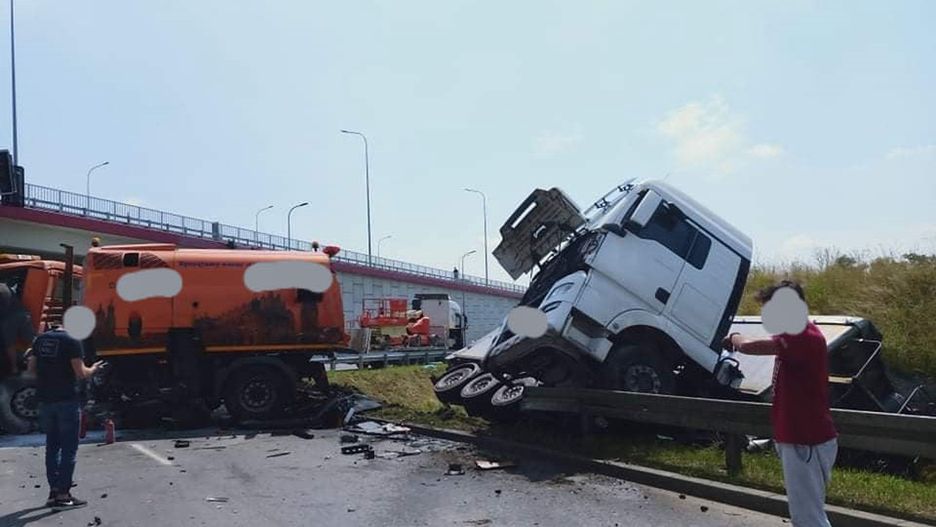 Kraków. Groźny wypadek na skrzyżowaniu. Kierowca nie żyje