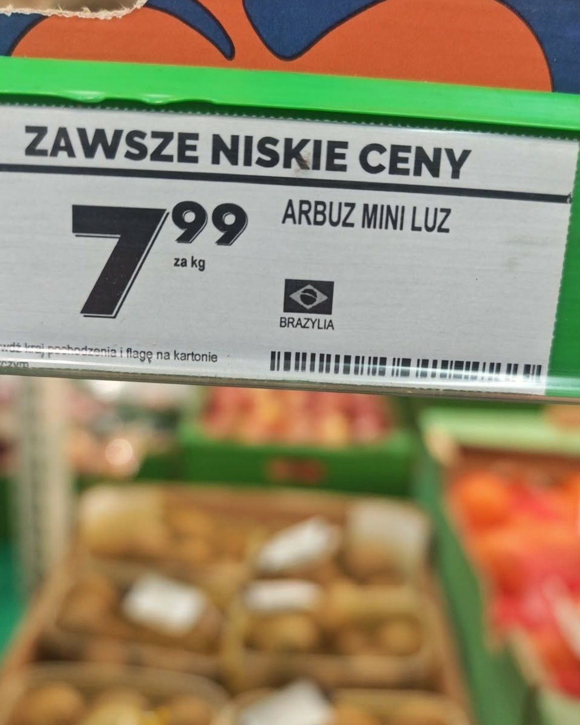 Flagi przy arbuzach w Biedronce