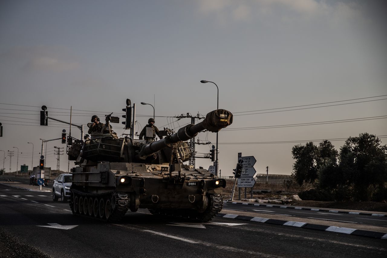 Izraelska armia w drodze do punktu zbornego blisko granicy Strefy Gazy w okolicach miasta Sderot