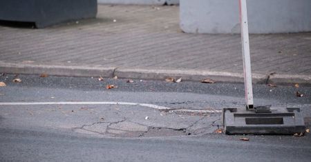 Zapadła się jezdnia w centrum Lublina. W tym miejscu znajduje się przystanek autobusowy