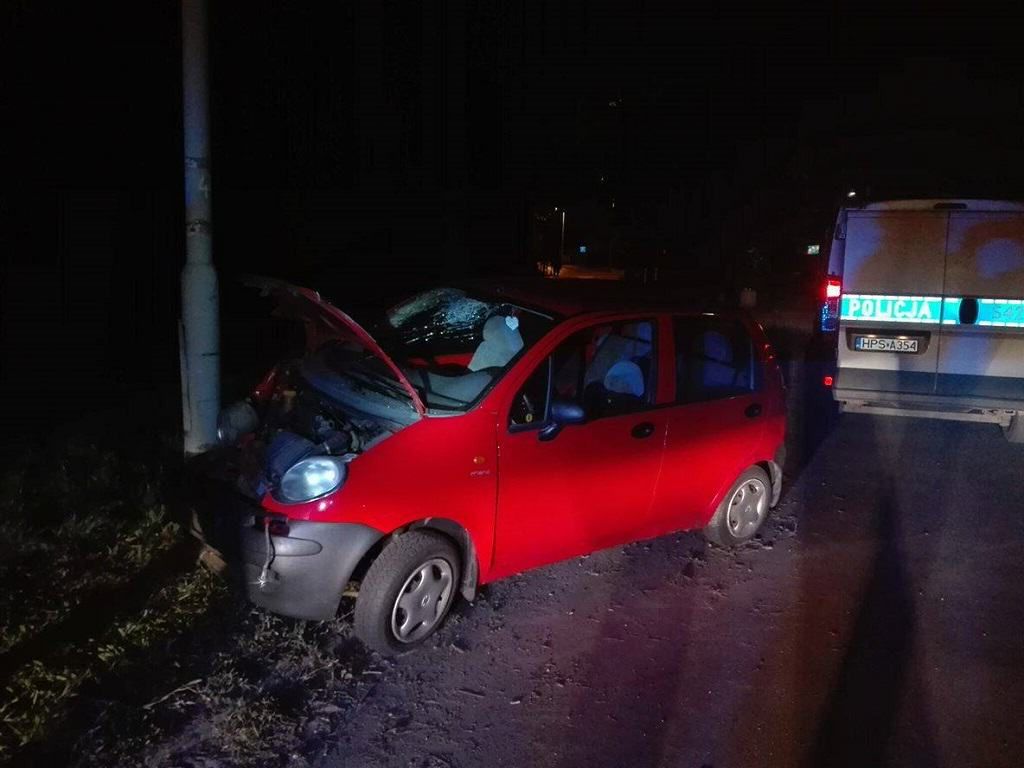 Auto uderzyło w słup oświetleniowy na ul. Polnej