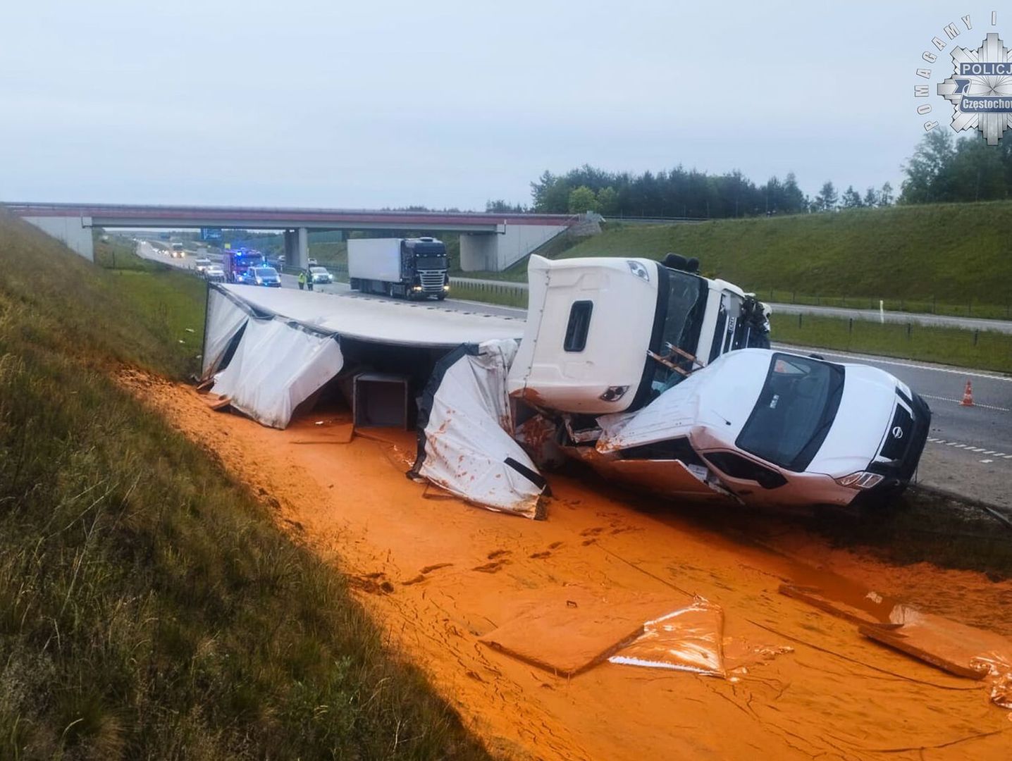 Ciężarówka zderzyła się z busem. Sos pomidorowy na autostradzie