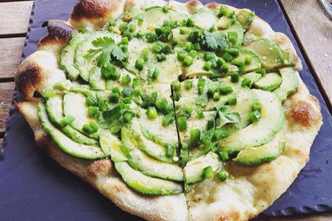 Bezglutenowa pizza z awokado