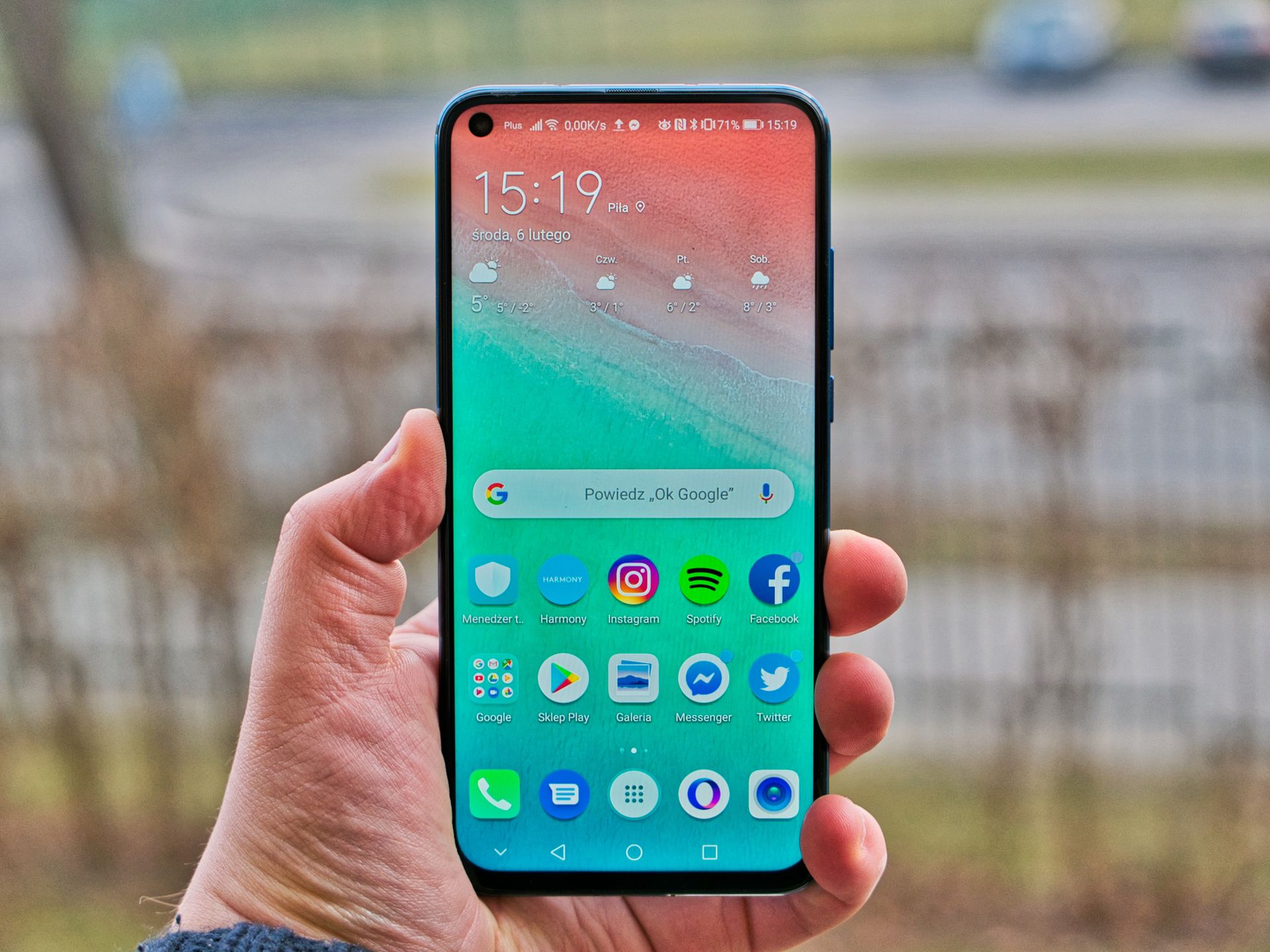 Jak korzysta się ze smartfonu z otworem w ekranie? 2
