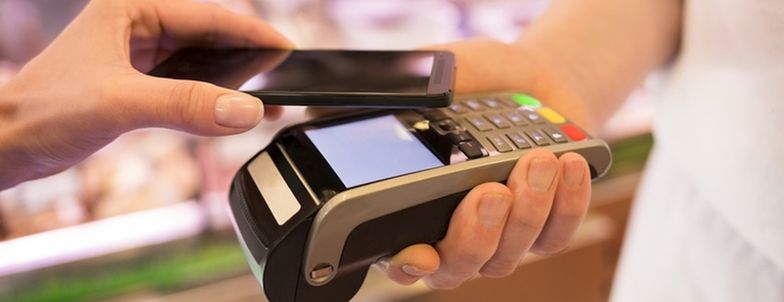 Rynek płatności. Czy smartfon wygryzie karty płatnicze?