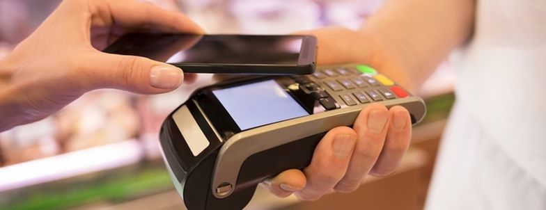 Rynek płatności. Czy smartfon wygryzie karty płatnicze?