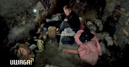18-latek zamieszkał w grożącym zawaleniem pustostanie. “Modlę się o lepsze życie”