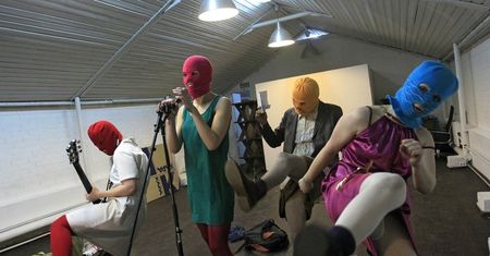 Proces Pussy Riot. Ewakuacja ludzi z sądu