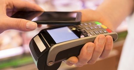 Rynek płatności. Czy smartfon wygryzie karty płatnicze?