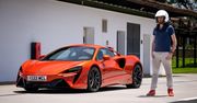 McLaren Artura wygląda jak wszystkie przed nim, ale jest przełomowy. Tak jeździ hybryda z 680 KM na tył