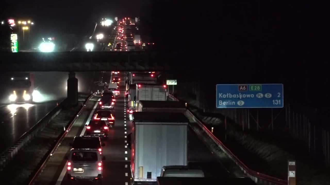 Korek na na autostradzie A6 do przejścia w Kołbaskowie-Pomellen. Przyczyną wzmożone kontrole na granicy