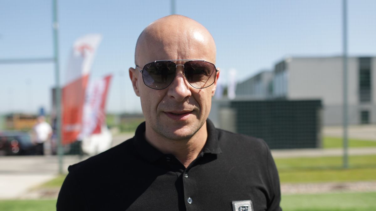 Książenice, 01.06.2023. Międzynarodowy sędzia piłkarski Szymon Marciniak podczas briefingu prasowego promującego akcję "Bądź aktywny, bądź bezpieczny" w ramach Programu Szkolny Klub Sportowy, 1 bm. w ośrodku Legia Training Center w Książenicach. Celem akcji jest m. in. poprawa sprawności fizycznej, stanu zdrowia oraz jakości życia dzieci i młodzieży. (mk) PAP/Albert Zawada