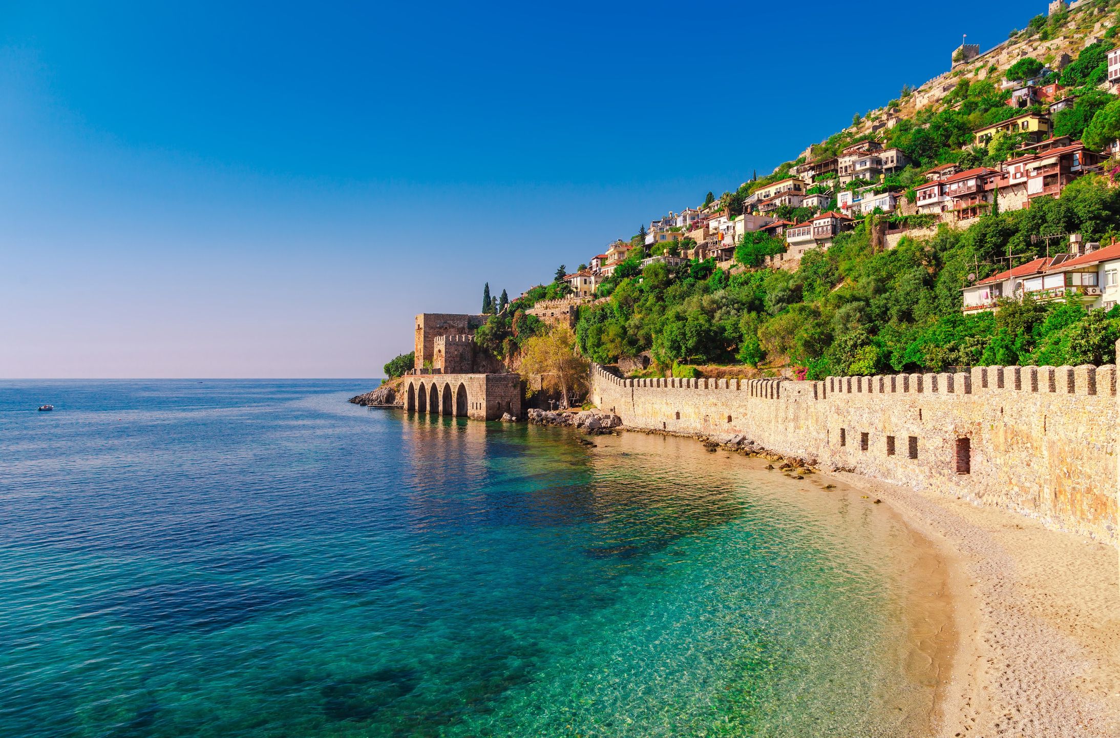Okolica wieży Kizilkule w kurorcie Alanya