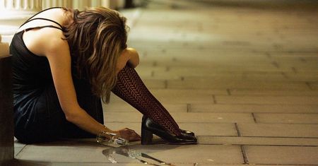 Jak piją kobiety z wyższych sfer? "Alkoholizm to najbardziej demokratyczna choroba"