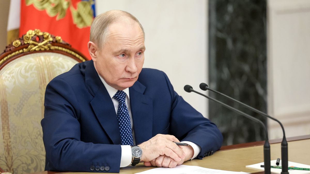Russian President Vladimir Putin chairs a meeting on measures to support relatives of those killed and injured in the attack on a college in Starobelsk, at the Kremlin in Moscow, Russia, 01 June 2026. ?The use of Starlink antennas installed on UAVs and their guidance via satellite communications indicates the deliberate nature of the Ukrainian military's actions,? said Alexander Bastrykin, head of the Russian Investigative Committee. EPA/VYACHESLAV PROKOFYEV/SPUTNIK/KREMLIN POOL MANDATORY CREDIT Dostawca: PAP/EPA.