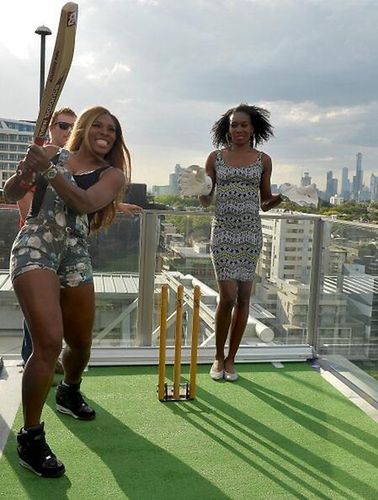 Serena (jako batsman) i Venus (jako wicketkeeper) grające w krykieta na dachu hotelu w Melbourne (Foto: Twitter)