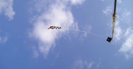 "Zbudowali własne bungee w kamieniołomie. 21-latka uderzyła w skałę i zginęła".