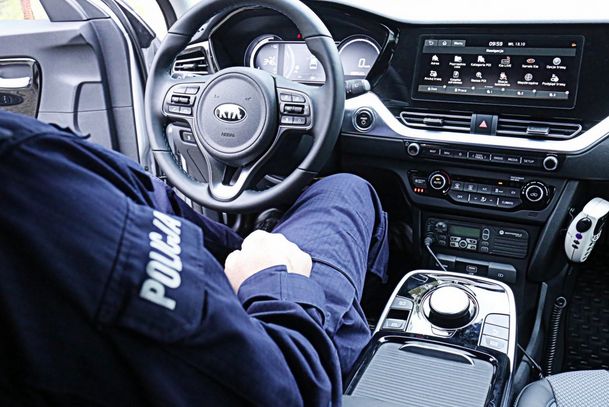 Warszawa. W polskiej policji służy oraz więcej samochodów elektrycznych. Ich zakupy dofinansowują wojewódzkie fundusze ochrony środowiska