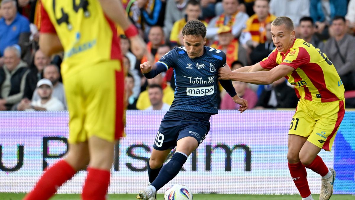 PAP / PAP/Piotr Polak / Jakub Budnicki (z prawej) zobaczył w sezonie już 4 żółte kartki