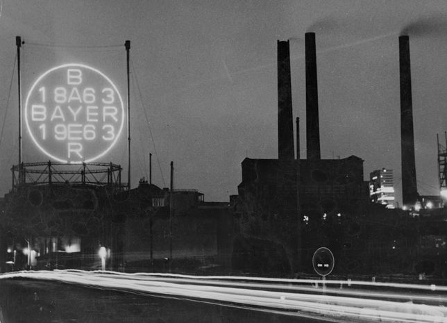 Neon upamiętniający 100. rocznicę powstania koncernu Bayer