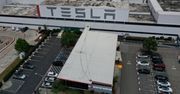 Elon Musk ponownie otwiera fabrykę Tesli. Kolejny przypadek COVID-19 wśród pracowników