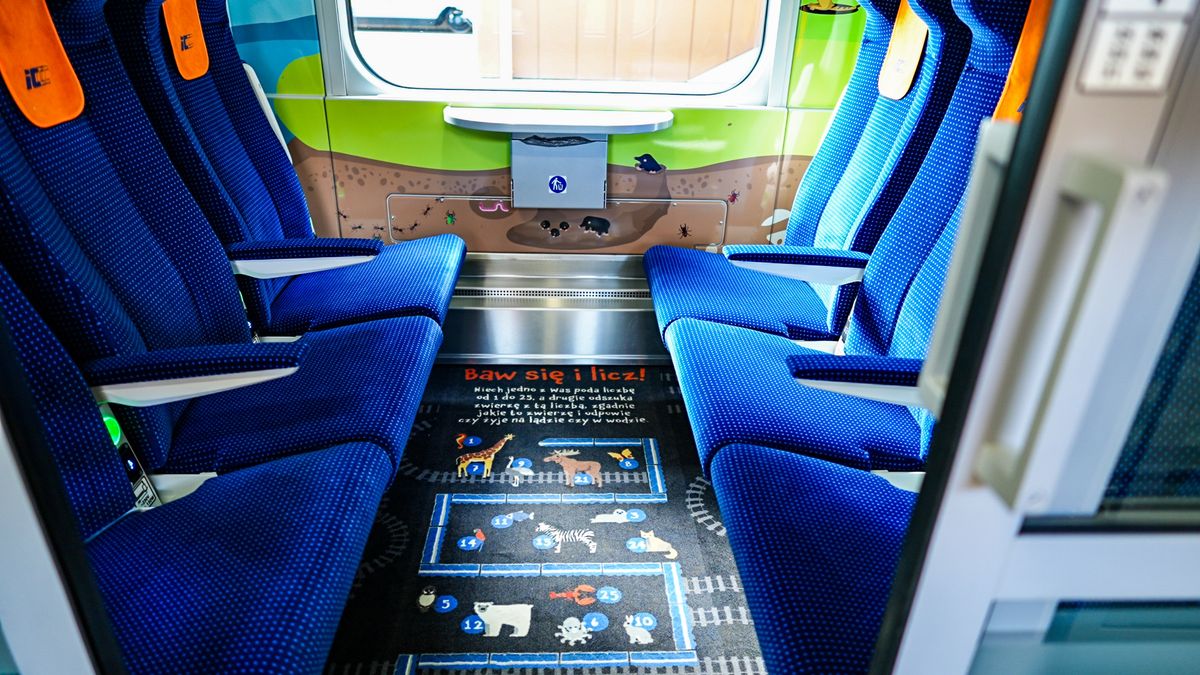 Zmodernizowany przez fabrykę pojazdów szynowych Cegielski wagon 