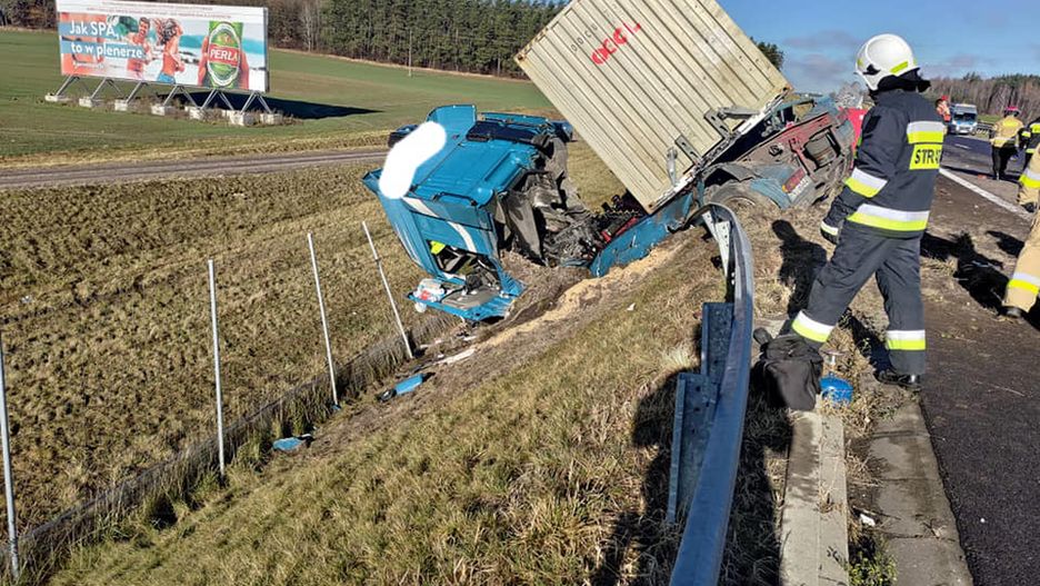 Dramat na trasie S-7. Rozpędzona ciężarówka staranowała robotników drogowych, którzy czyścili kanalizacjęFot. OSP Janowiec Kościelny