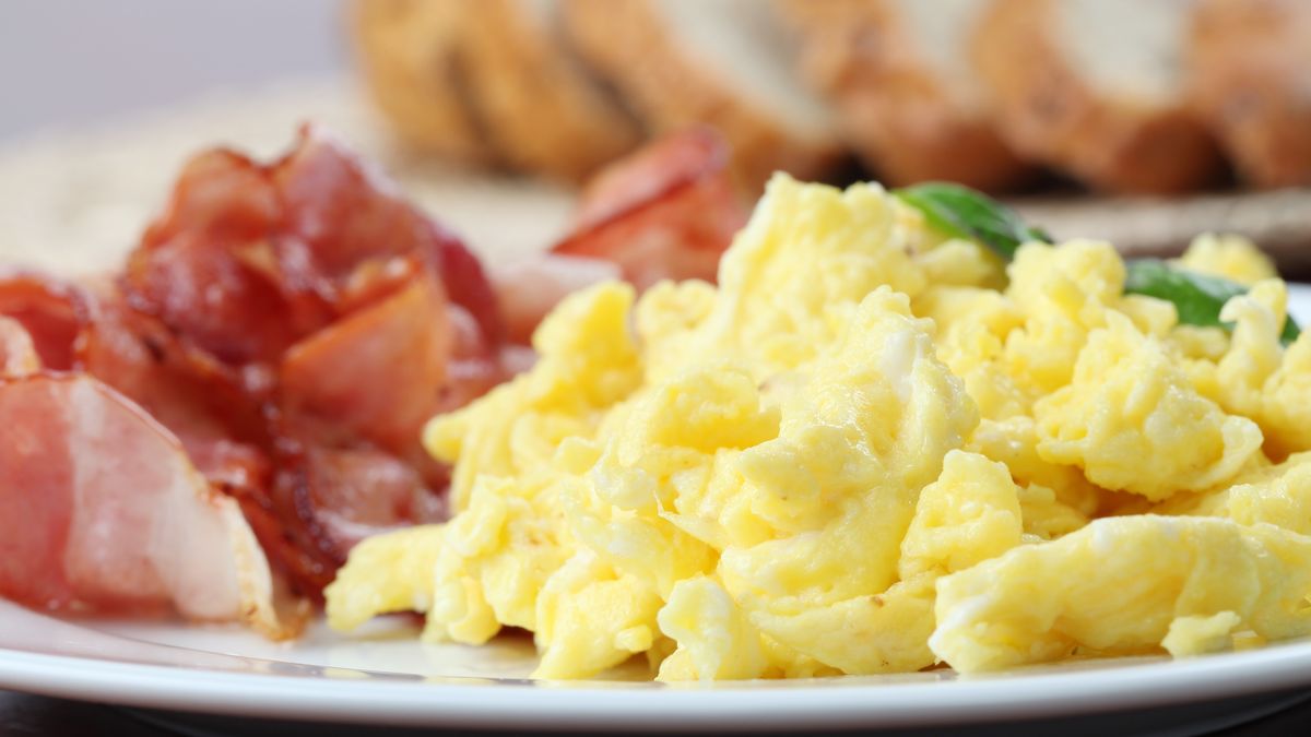 Puszysta i delikatna jajecznica rano wprawia w dobry nastrój