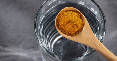 Wsyp łyżeczkę do porannej wody. Metabolizm ruszy od razu