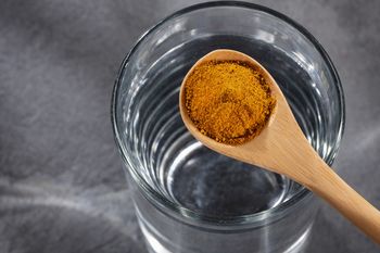 Wsyp łyżeczkę do porannej wody. Metabolizm ruszy od razu