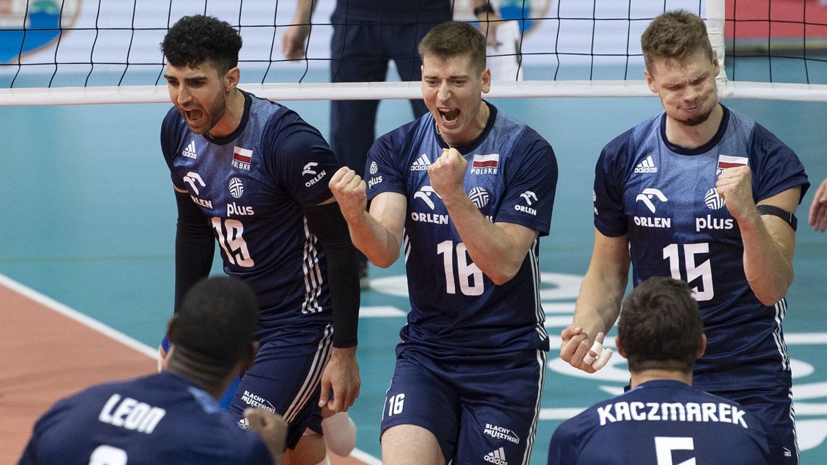 PAP/EPA / GEORGI LICOVSKI  / Na zdjęciu: reprezentanci Polski w siatkówce. Na górze od lewej: Marcin Janusz, Kamil Semeniuk i Jakub Kochanowski