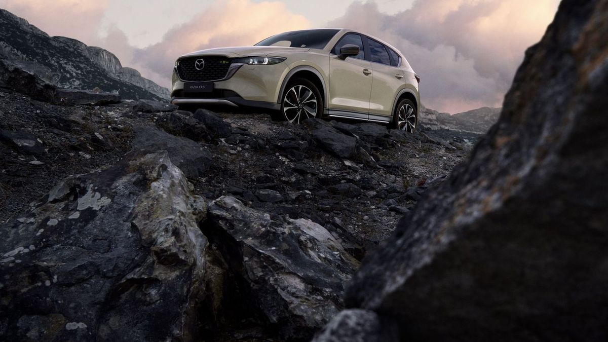 Piaskowy lakier, Zircon Sand, to jedna z ciekawszych nowości w gamie