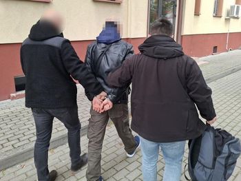 Lębork: Recydywista zatrzymany za rozbój z bronią w sklepie sportowym