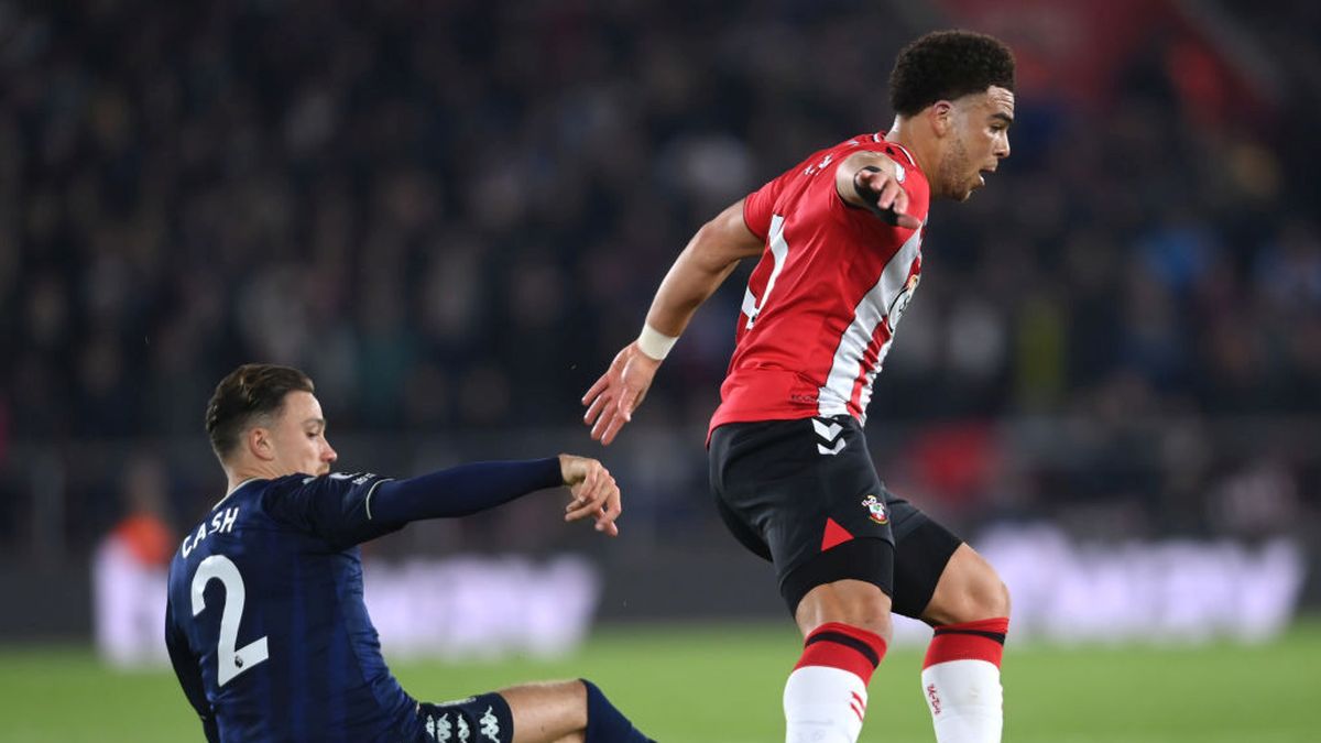 Getty Images / Mike Hewitt / Na zdjęciu: walczący o piłkę Matty Cash (z lewej)