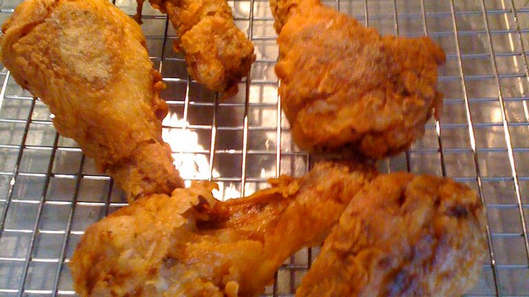 Smażone podudzie z kurczaka ze skórą w panierce (KFC)