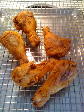 Smażone podudzie z kurczaka ze skórą w panierce (KFC)