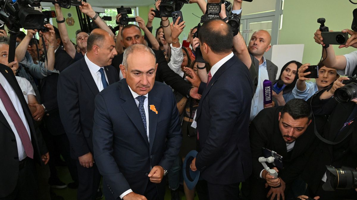 Leader of the Civil Contract party and acting Armenian Prime Minister Nikol Pashinyan (C) casts his vote in parliamentary elections at a polling station in Yerevan, Armenia, 07 June 2026. Voting is taking place at more than 2,000 polling stations. Sixteen parties and two blocs are competing for seats in the National Assembly. EPA/PHOTOLURE Dostawca: PAP/EPA.