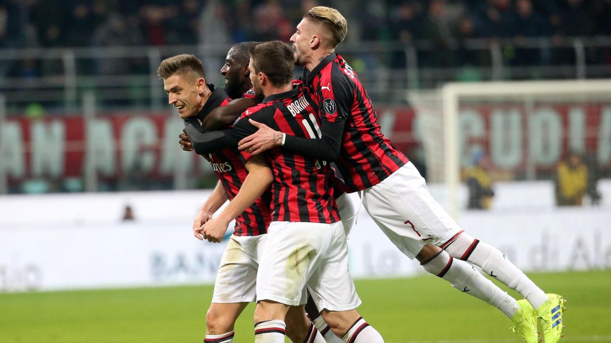 PAP/EPA / MATTEO BAZZI / Na zdjęciu: piłkarze AC Milan